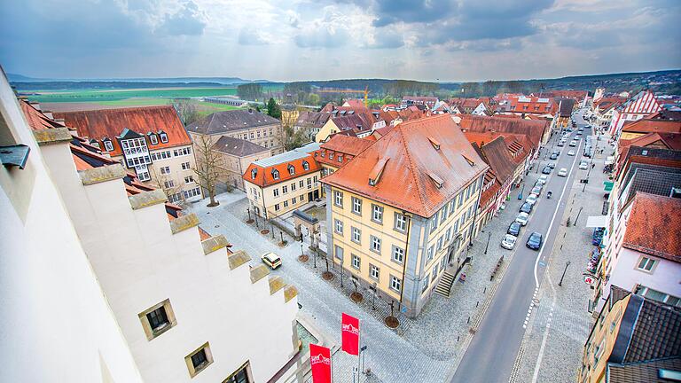 Die Haßfurter Altstadt von oben. In der Stadthalle fiel am Montag eine Entscheidung zu den 'Schwarzbauten', die zuletzt für Aufruhr in der Kreisstadt gesorgt hatten. (Symbolbild) Die Haßfurter Altstadt von oben. In der Stadthalle fiel am Montag eine Entscheidung zu den 'Schwarzbauten', die zuletzt für Aufruhr in der Kreisstadt gesorgt hatten. (Symbolbild)