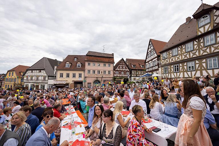 Das Beweisfoto: Das Zeiler Weinfest hat magnetische Wirkung auf die Menschen in der Stadt und weit darüber hinaus.