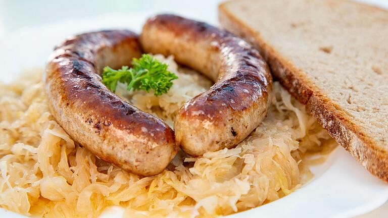 Ein einfaches, aber immer beliebtes Gericht in vielen Heckenwirtschaften: Fränkische Bratwurst mit Sauerkraut. Ein einfaches, aber immer beliebtes Gericht in vielen Heckenwirtschaften: Fränkische Bratwurst mit Sauerkraut.