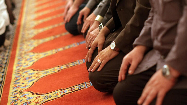 Gebet in Moschee - ARCHIV - SYMBOLBILD - Gläubige Muslime beten am 01.09.2010 im Gebetsraum eine Moschee. Foto: Fredrik von Erichsen/dpa (zu dpa «Salafismus-Verdacht: Fuldaer Moschee im Visier vom Verfassungsschutz» vom 21.03.2016) +++(c) dpa - Bildfunk+++ Gebet in Moschee - ARCHIV - SYMBOLBILD - Gläubige Muslime beten am 01.09.2010 im Gebetsraum eine Moschee. Foto: Fredrik von Erichsen/dpa (zu dpa «Salafismus-Verdacht: Fuldaer Moschee im Visier vom Verfassungsschutz» vom 21.03.2016) +++(c) dpa - Bildfunk+++