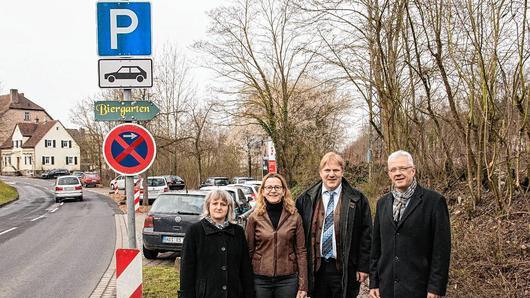 Der Parkplatz an der Wildbadunterführung (im Bild) steht ab April der Allgemeinheit nicht mehr zur Verfügung. Die Caritas wird die zehn Kfz-Stellplätze für die Angebote im Bereich des Caritas-Alten- und Pflegeheims St. Bruno nutzen und bereithalten. Unser Bild zeigt (von links) die Heimleiterin Heike Ehlert, Anke Schäflein und Hubert Grauer von der Caritas und Bürgermeister Günther Werner.