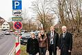Der Parkplatz an der Wildbadunterführung (im Bild) steht ab April der Allgemeinheit nicht mehr zur Verfügung. Die Caritas wird die zehn Kfz-Stellplätze für die Angebote im Bereich des Caritas-Alten- und Pflegeheims St. Bruno nutzen und bereithalten. Unser Bild zeigt (von links) die Heimleiterin Heike Ehlert, Anke Schäflein und Hubert Grauer von der Caritas und Bürgermeister Günther Werner.