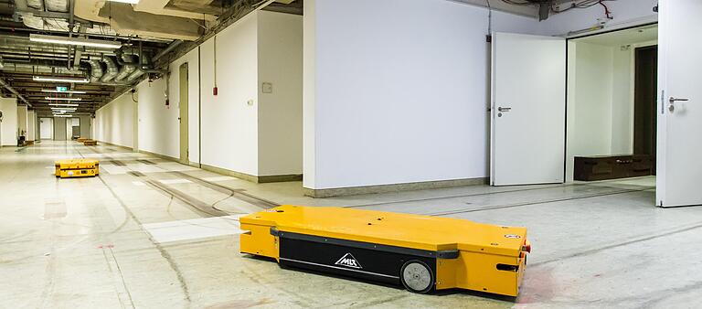 Diese Wägelchen bringen Container zum Beispiel zum Aufzug. Diese Wägelchen bringen Container zum Beispiel zum Aufzug. 