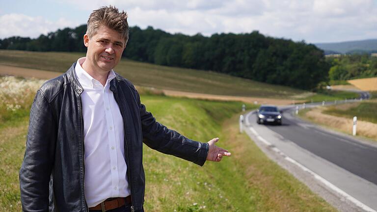 Mellrichstadts Bürgermeister Michael Kraus steht an dem Abschnitt der Staatsstraße 2292 zwischen Frickenhausen und Mellrichstadt, der noch ausgebaut werden muss. Mellrichstadts Bürgermeister Michael Kraus steht an dem Abschnitt der Staatsstraße 2292 zwischen Frickenhausen und Mellrichstadt, der noch ausgebaut werden muss.