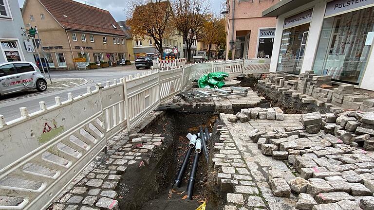 Im Bereich gegenüber der Einfahrt zur Torgasse müssen die Leitungen für die Nahwärme noch isoliert werden. Im Bereich gegenüber der Einfahrt zur Torgasse müssen die Leitungen für die Nahwärme noch isoliert werden. 