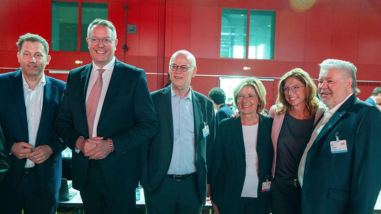Außerordentlicher Parteitag SPD Rheinland-Pfalz - Vier Ministerpräsidenten aus Rheinland-Pfalz treffen sich beim Landesparteitag der SPD - mit dem Parteichef Lars Klingbeil (l) und der neuen rheinland-pfälzischen SPD-Chefin Sabine Bätzing-Lichtenthäler (2. von r). Außerdem Ministerpräsident Alexander Schweitzer, Rudolf Scharping, Malu Dreyer und Kurt Beck (von l nach r) Außerordentlicher Parteitag SPD Rheinland-Pfalz - Vier Ministerpräsidenten aus Rheinland-Pfalz treffen sich beim Landesparteitag der SPD - mit dem Parteichef Lars Klingbeil (l) und der neuen rheinland-pfälzischen SPD-Chefin Sabine Bätzing-Lichtenthäler (2. von r). Außerdem Ministerpräsident Alexander Schweitzer, Rudolf Scharping, Malu Dreyer und Kurt Beck (von l nach r)