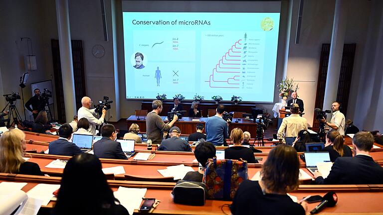 Bekanntgabe Nobelpreis 2024 – Medizin - Die beiden Forscher hätten ein grundlegendes Prinzip zur Steuerung der Genaktivität entdeckt, hieß es. Bekanntgabe Nobelpreis 2024 – Medizin - Die beiden Forscher hätten ein grundlegendes Prinzip zur Steuerung der Genaktivität entdeckt, hieß es.