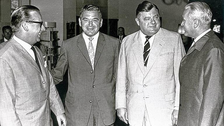 Der Wichtige: Um „wichtige Parteiangelegenheiten“ ging es im August 1962 bei diesem Treffen in Bad Kissingen. Da war FJS Bundesverteidigungsminister und in seiner Begleitung unter anderem CSU-Generalsekretär Friedrich Zimmermann. Der Wichtige: Um „wichtige Parteiangelegenheiten“ ging es im August 1962 bei diesem Treffen in Bad Kissingen. Da war FJS Bundesverteidigungsminister und in seiner Begleitung unter anderem CSU-Generalsekretär Friedrich Zimmermann.