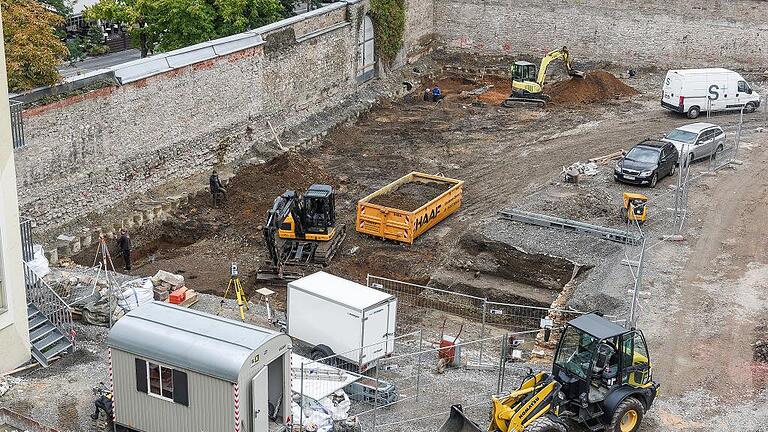 Noch arbeiten in der Baugrube im Klosterhof der Franziskaner die Archäologen. Doch bald wird das Gelände zur Großbaustelle für ein neues Bettenhaus. Foto: Thomas Obermeier