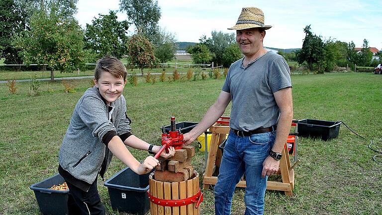 Fleißig an der Obstpresse: Thomas Geier und Sohn Konstantin sorgen für frischen Apfelsaft.