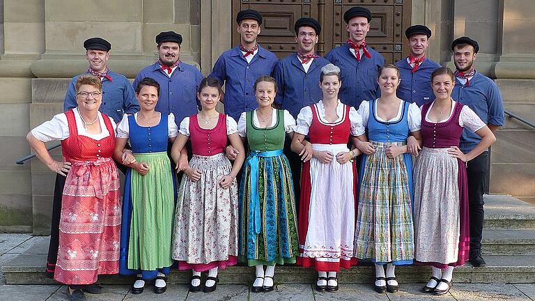 Schweinfurter Tagblatt - Die Grafenrheinfelder Planpaare 2018 stellen sich vor: Hintere Reihe (von links): Florian Zinnheimer, René Heider, Patrick Lausenmeyer, Markus Goldstein, Christian Fuchsberger, Frederik Weidinger und Simon Faulhaber, vorne (von links) neben Bürgermeisterin Sabine Lutz: Lena Pröstler, Kristina Kraus, Hanna Edelmann, Ina Schutzbach, Svenja Schutzbach, Johanna Göb, es fehlen: Frank Ebner, Laura Edelmann, Daniel Pohli, Sandra Wahler und Lena-Sophie Weigand. Schweinfurter Tagblatt - Die Grafenrheinfelder Planpaare 2018 stellen sich vor: Hintere Reihe (von links): Florian Zinnheimer, René Heider, Patrick Lausenmeyer, Markus Goldstein, Christian Fuchsberger, Frederik Weidinger und Simon Faulhaber, vorne (von links) neben Bürgermeisterin Sabine Lutz: Lena Pröstler, Kristina Kraus, Hanna Edelmann, Ina Schutzbach, Svenja Schutzbach, Johanna Göb, es fehlen: Frank Ebner, Laura Edelmann, Daniel Pohli, Sandra Wahler und Lena-Sophie Weigand.