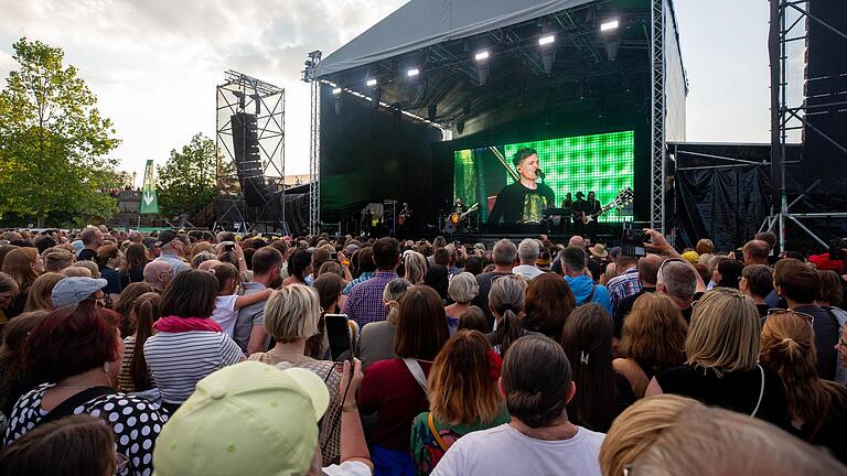 Michael Patrick Kelly spielte Mitte Juni vor 2500 zahlenden Fans auf dem Festivalgelände am Kitzinger Bleichwasen – und mehreren hundert Besuchern, die das Konzert im Umfeld kostenlos genossen. Michael Patrick Kelly spielte Mitte Juni vor 2500 zahlenden Fans auf dem Festivalgelände am Kitzinger Bleichwasen – und mehreren hundert Besuchern, die das Konzert im Umfeld kostenlos genossen.