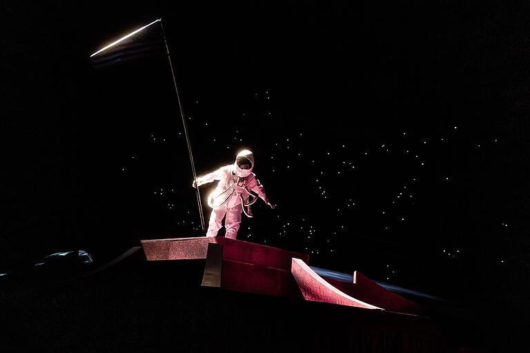 Als amerikanischer Astronaut landet B.F. Pinkerton (Nenad Čiča) in der fremden Welt. Als amerikanischer Astronaut landet B.F. Pinkerton (Nenad Čiča) in der fremden Welt.