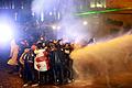 Proteste in Georgien       -  Die Polizei setzt einen Wasserwerfer gegen Demonstranten ein.