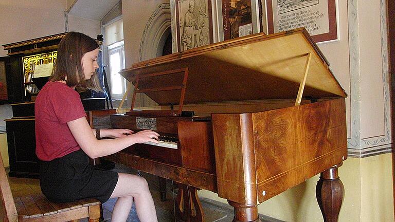 Beim Konzert unter dem Titel &bdquo;Klangfarbenspiele&rdquo; erklang auch das Tafelklavier von 1804 im Orgelbaumuseum. Sarah Kuhn erfreute mit einer Klaviersonate von Haydn die Zuhörer.
