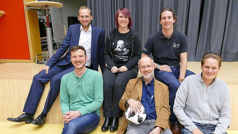 Harald Lesch und seine ehemaligen Studenten stellen in Haßfurt ihr Buch vor. Im Bild (oben, von links) Martin Dittgen, Judith Selig und Florian Selig sowie (von links unten) Tim Hall, Harald Lesch und Florian Zeller. Harald Lesch und seine ehemaligen Studenten stellen in Haßfurt ihr Buch vor. Im Bild (oben, von links) Martin Dittgen, Judith Selig und Florian Selig sowie (von links unten) Tim Hall, Harald Lesch und Florian Zeller.