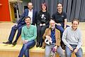 Harald Lesch und seine ehemaligen Studenten stellen in Haßfurt ihr Buch vor. Im Bild (oben, von links) Martin Dittgen, Judith Selig und Florian Selig sowie (von links unten) Tim Hall, Harald Lesch und Florian Zeller.