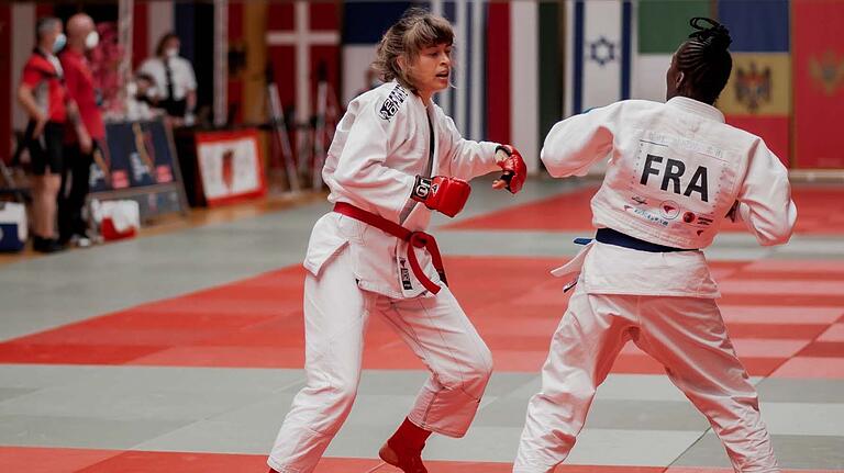 Franziska Freudenberger (links) besiegte im Finale in der Klasse Fighting bis 63 Kilogramm die mehrfache Welt- und Europameisterin Severine Nebie (rechts) aus Frankreich. Franziska Freudenberger (links) besiegte im Finale in der Klasse Fighting bis 63 Kilogramm die mehrfache Welt- und Europameisterin Severine Nebie (rechts) aus Frankreich.