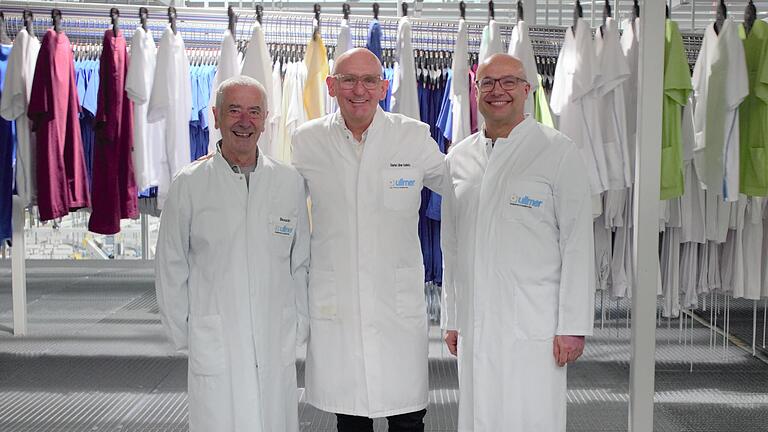 Bernhard Roth, Stephan Ullmer-Kadierka und Markus Till bei der Übergabe der Spenden für die Bildungspartnerschaft im Ullmer-Werk in Bad Neustadt. Bernhard Roth, Stephan Ullmer-Kadierka und Markus Till bei der Übergabe der Spenden für die Bildungspartnerschaft im Ullmer-Werk in Bad Neustadt.