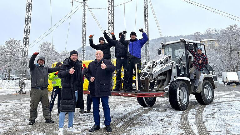 Daumen hoch für den 4. Main-Tauber-Weihnachtscircus: Rudi Bauer (vorne links) und ein Teil der Aufbau-Mannschaft freuen sich über den Besuch von Oberbürgermeister Udo Glatthaar (vorne rechts).