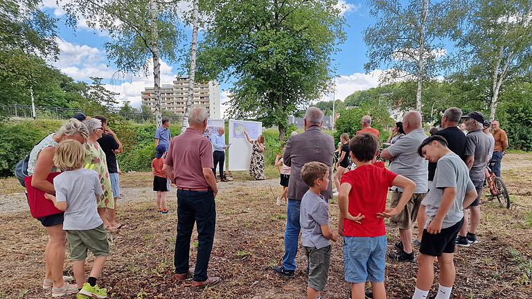 Vorstellung der Pläne für den Spielplatz hinter dem Garitzer Kreisel. - Vorstellung der Pläne für den Spielplatz hinter dem Garitzer Kreisel. Vorstellung der Pläne für den Spielplatz hinter dem Garitzer Kreisel. - Vorstellung der Pläne für den Spielplatz hinter dem Garitzer Kreisel.