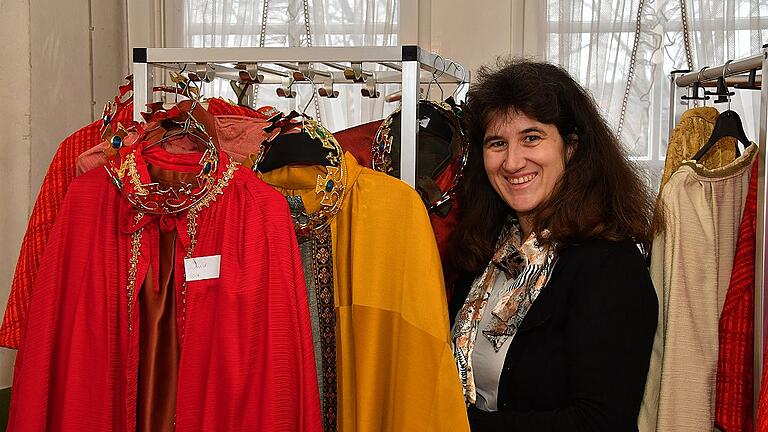 Griffbereit hängen hier die Gewänder der Sternsinger: In der Pfarreiengemeinschaft Ochsenfurt ist heuer erstmals Gemeindereferentin Sabine Ernst für die Koordination der Sternsingeraktion verantwortlich. Griffbereit hängen hier die Gewänder der Sternsinger: In der Pfarreiengemeinschaft Ochsenfurt ist heuer erstmals Gemeindereferentin Sabine Ernst für die Koordination der Sternsingeraktion verantwortlich.
