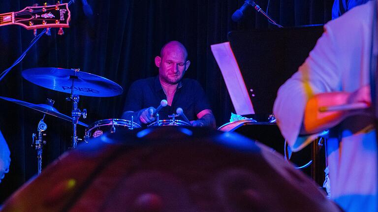 Auch Tobias Götz war an Handpans, Percussion und Schlagzeug zu hören. Auch Tobias Götz war an Handpans, Percussion und Schlagzeug zu hören.
