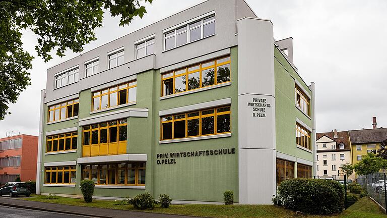 An der Pelzl-Realschule gibt es kleine Klassen. An der Pelzl-Realschule gibt es kleine Klassen.