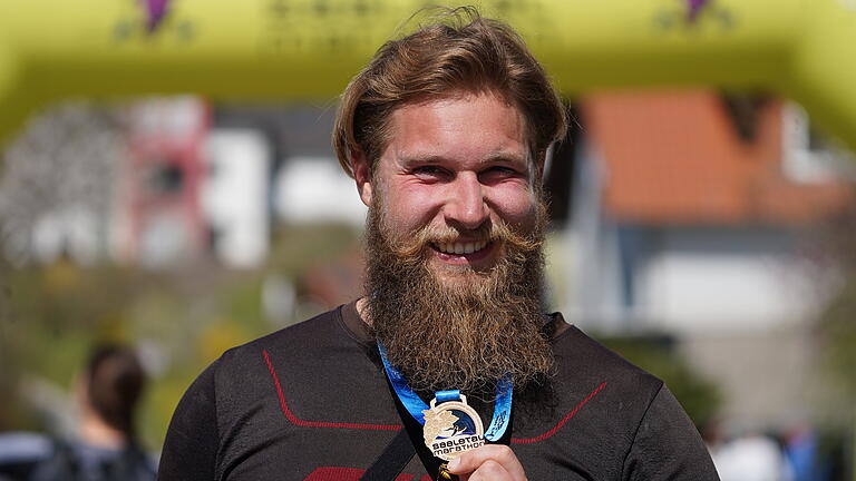 So lief der Saaletal-Marathon des SV Ramsthal       -  Stolz durfte jeder sein, der das Ziel erreichte, so wie Tim Wahler.