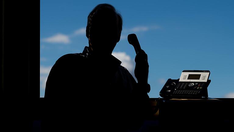 Die Polizei warnt vor Telefonbetrügern. Die Polizei warnt vor Telefonbetrügern.