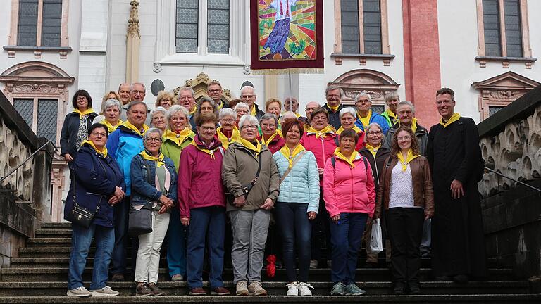 Die Pilgergruppe aus Stadtlauringen vor der Wallfahrtsbasilika im österreichischen Mariazell.