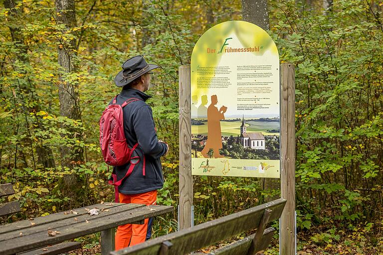 Unterwegs auf dem rund sieben Kilometer langen Wanderweg 'Frühmesserweg Eußenheim'. Hier an der Station Frühmessstuhl.