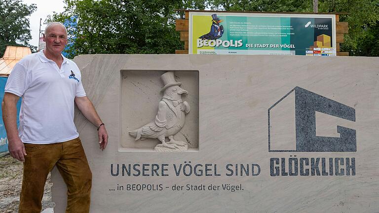 Wildparkchef Thomas Leier vor dem Glöckle-Stein: Der Bau von Beopolis ist ein Azubi-Projekt der Schweinfurter Baufirma. Wildparkchef Thomas Leier vor dem Glöckle-Stein: Der Bau von Beopolis ist ein Azubi-Projekt der Schweinfurter Baufirma. 