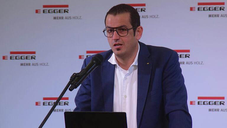 Michael Egger jr. sprach von einem Meilenstein in der Werksgeschichte. Michael Egger jr. sprach von einem Meilenstein in der Werksgeschichte.
