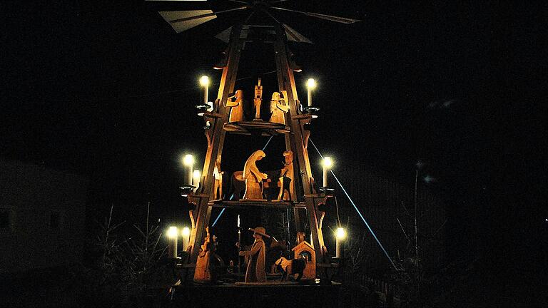 Beim traditionellen Ipthäuser Weihnachtsmarkt konnte auch wieder die Weihnachtspyramide bestaunt werden. Beim traditionellen Ipthäuser Weihnachtsmarkt konnte auch wieder die Weihnachtspyramide bestaunt werden.