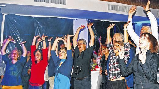 Ausgelassene Stimmung: Die Rock-Kultband Pur spielte im Riedener Sportheim.