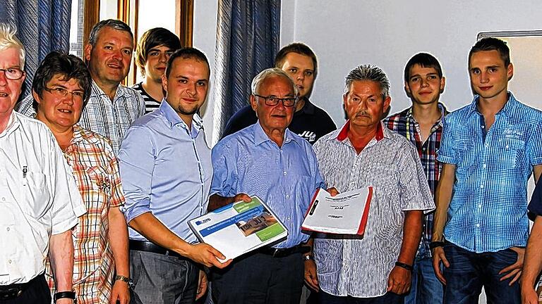 Eine parteiübergreifende Delegation und parteiunabhängige Bürger aus Ebern übergaben an Landrat Rudolf Handwerker (Mitte) am Donnerstagnachmittag 2441 Unterschriften von Unterstützern, die sich eine Wiedereinführung des Altkennzeichens EBN wünschen. Mit dabei JU-Kreisvorsitzender Fabian Weber (5. von links), JU-Ortsvorsitzender Lukas Geuß (3. von rechts) und Lothar Olbrich (4. von rechts), die die Online-Petition und die Unterschriftenlisten ins Leben gerufen hatten. Eine parteiübergreifende Delegation und parteiunabhängige Bürger aus Ebern übergaben an Landrat Rudolf Handwerker (Mitte) am Donnerstagnachmittag 2441 Unterschriften von Unterstützern, die sich eine Wiedereinführung des Altkennzeichens EBN wünschen. Mit dabei JU-Kreisvorsitzender Fabian Weber (5. von links), JU-Ortsvorsitzender Lukas Geuß (3. von rechts) und Lothar Olbrich (4. von rechts), die die Online-Petition und die Unterschriftenlisten ins Leben gerufen hatten.