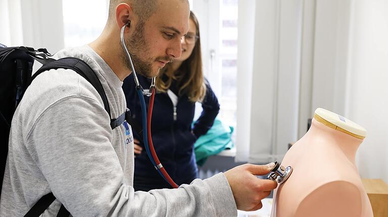 Wie hört sich eine gesunde oder kranke Lunge an? Main-Post-Fotograf Johannes Kiefer beim Ausprobieren in der Lehrklinik der Uni.