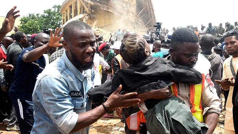 Einsturz einer Schule in Nigeria       -  Der Großteil der Opfer sind Schülerinnen und Schüler.