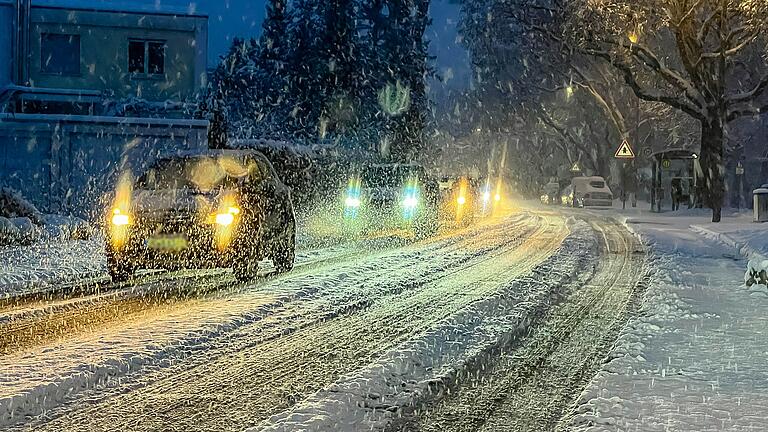In Deutschland gibt es keine allgemeine Winterreifenpflicht. Bei winterlichen Bedingungen sind Winterreifen jedoch vorgeschrieben. In Deutschland gibt es keine allgemeine Winterreifenpflicht. Bei winterlichen Bedingungen sind Winterreifen jedoch vorgeschrieben. 