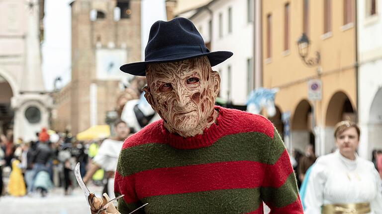 Mit einer Freddy Krueger Maske verkleidet, schlug ein Unbekannter mehrfach auf einen 36-Jährigen ein. Mit einer Freddy Krueger Maske verkleidet, schlug ein Unbekannter mehrfach auf einen 36-Jährigen ein.