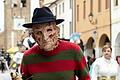 Mit einer Freddy Krueger Maske verkleidet, schlug ein Unbekannter mehrfach auf einen 36-Jährigen ein.