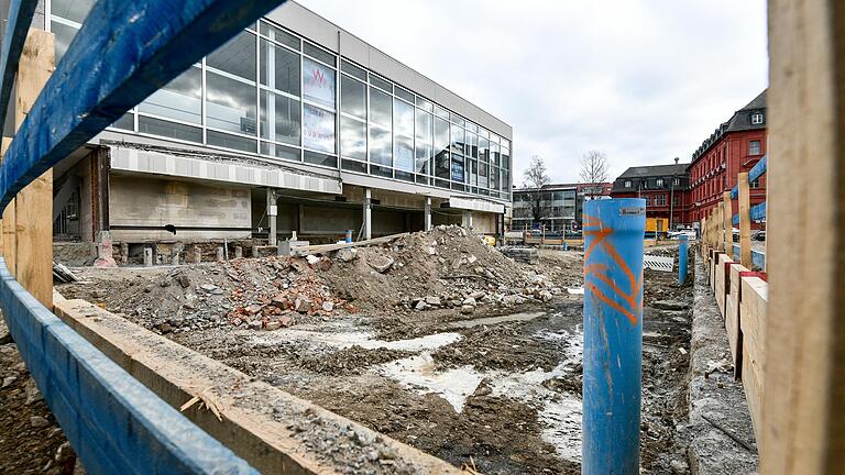 Das Mainfranken Theater wird noch eine Weile Baustelle bleiben. Und auch Klarheit über eine Vertragsverlängerung für den Intendanten wird es erst in neun Monaten geben. Das Mainfranken Theater wird noch eine Weile Baustelle bleiben. Und auch Klarheit über eine Vertragsverlängerung für den Intendanten wird es erst in neun Monaten geben.