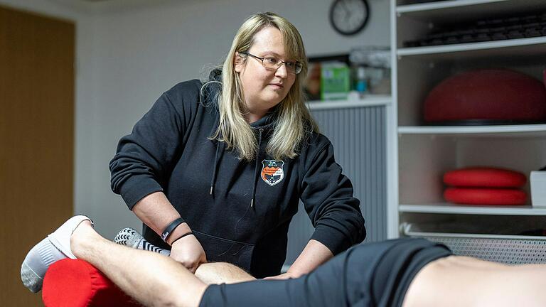 Maria Bose, Physiotherapeutin des Fußball-Landesligisten DJK Schwebenried/Schwemmelsbach, bei der Arbeit. Maria Bose, Physiotherapeutin des Fußball-Landesligisten DJK Schwebenried/Schwemmelsbach, bei der Arbeit.