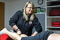 Maria Bose, Physiotherapeutin des Fußball-Landesligisten DJK Schwebenried/Schwemmelsbach, bei der Arbeit.