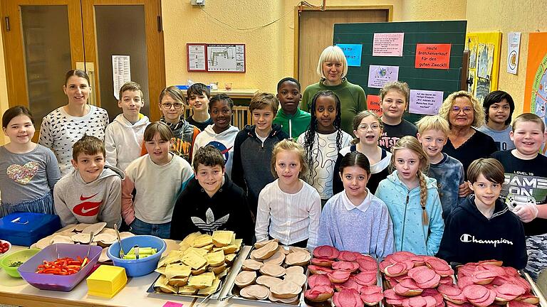 Kinder der Klasse 4b mit Erzieherin und helfenden Müttern.