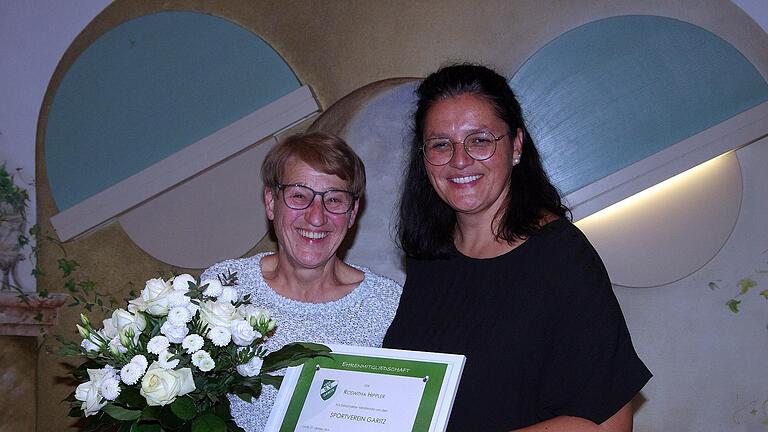 Tanja Sadowski (rechts) und das neue Ehrenmitglied Roswitha „Nicky“ Hippler - Tanja Sadowski (rechts) und das neue Ehrenmitglied Roswitha „Nicky“ Hippler Tanja Sadowski (rechts) und das neue Ehrenmitglied Roswitha „Nicky“ Hippler - Tanja Sadowski (rechts) und das neue Ehrenmitglied Roswitha „Nicky“ Hippler