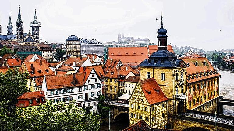 Einzigartiges Ensemble: Bamberger Dom, Kloster Michaelsberg und das Alte Rathaus über der Regnitz.