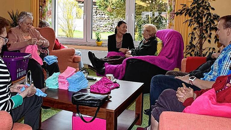 Plausch im Wohnzimmer: Zu jeder der vier Wohngemeinschaften im Haus Lohrtal gehört ein gemeinsamer Wohnraum. In ihm wird gestrickt, gehäkelt oder einfach nur geplauscht. Plausch im Wohnzimmer: Zu jeder der vier Wohngemeinschaften im Haus Lohrtal gehört ein gemeinsamer Wohnraum. In ihm wird gestrickt, gehäkelt oder einfach nur geplauscht.