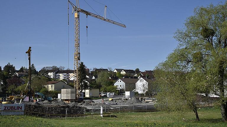 Im vollen Gang sind bereits die Bauarbeiten für die neue Wohnanlage von Seni-Vita in Königsberg. Die Fertigstellung ist für Sommer 2020 geplant. Erhalten wird, neben vielen Obstbäumen, auch das Biotop auf dem Areal am Wohnheim. Im vollen Gang sind bereits die Bauarbeiten für die neue Wohnanlage von Seni-Vita in Königsberg. Die Fertigstellung ist für Sommer 2020 geplant. Erhalten wird, neben vielen Obstbäumen, auch das Biotop auf dem Areal am Wohnheim.